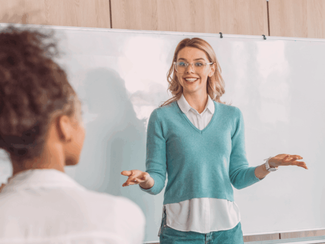 Tốt nghiệp Cử nhân TESOL của TESOL® UK, dễ dàng chuyển đổi để dạy chuyên môn bằng tiếng Anh